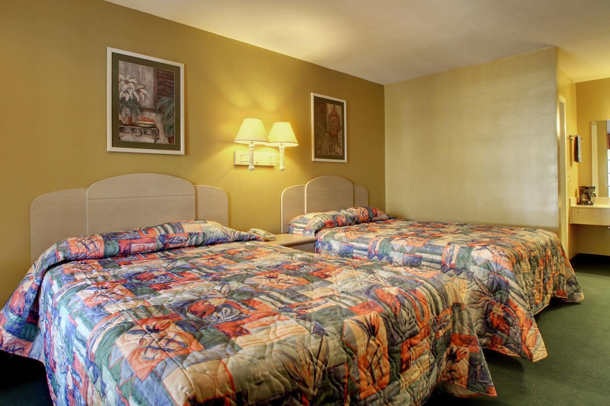 Key West Inn - チルダーズバーグ  エクステリア 写真